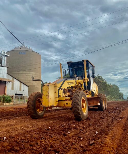 Iniciaram as obras de pavimentação asfáltica e drenagem do Parque Industrial em Rio Brilhante. Saiba mais.