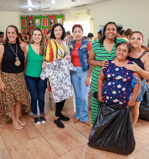 “Tenda Solidária” do FAC distribui roupas para famílias em situação de vulnerabilidade.