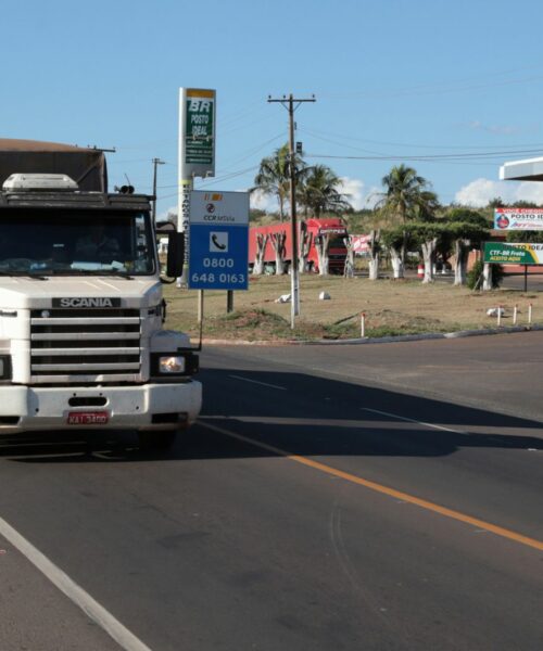 Caminhoneiros já abastecem diesel a R$ 3,29 em postos da Capital