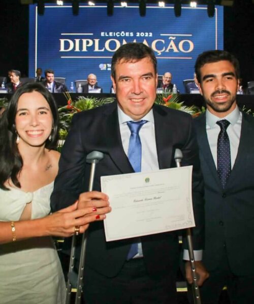 Emocionado e ao lado da família, Eduardo Riedel é diplomado governador de Mato Grosso do Sul