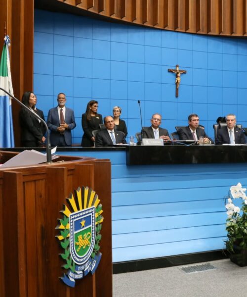 Em discurso, Mara Caseiro defende a independência entre os poderes e união contra a violência.