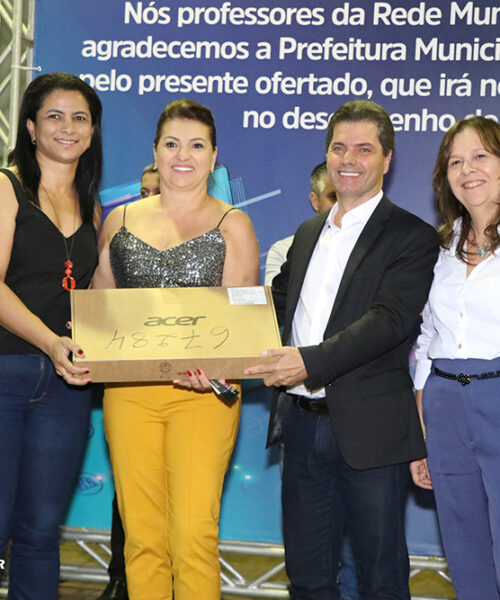 Prefeito Marcos realiza entrega de 400 notebooks aos professores da Rede, investimento de R$ 999.099,00 em recursos próprios do Pacote Educação Maior, Futuro Melhor.