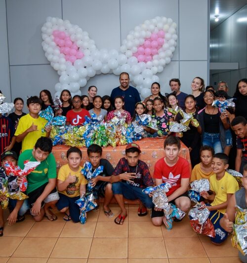 Prefeitura de Maracaju entrega ovos de páscoa para alunos das oficinas da Secretaria de Cultura.