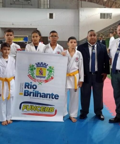 Atletas da escolinha de karatê de Rio Brilhante fazem bonito em competição estadual.