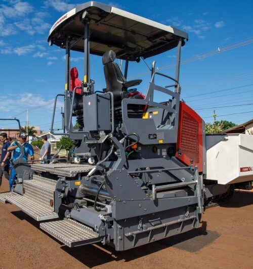 Prefeitura de Maracaju investe em Máquina Pavimentadora, acelerando e melhorando a qualidade e desempenho da pavimentação asfáltica do município.