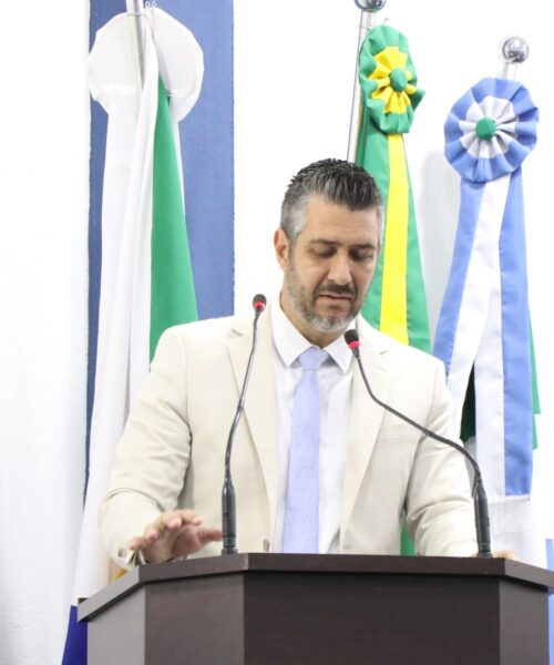 Gustavo Veterinário cobra Departamento de Zoonose sobre a aquisição de coleiras contra leishmaniose.