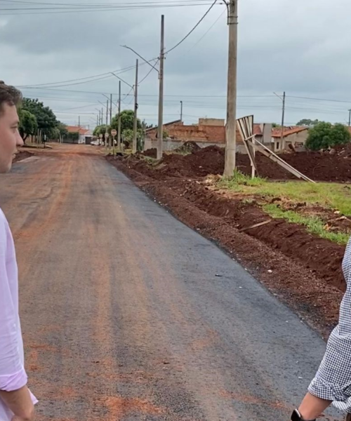 Prefeito Lucas Foroni visita obra de pavimentação asfáltica no bairro Nova Rio Brilhante