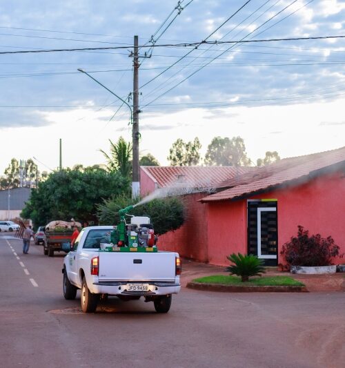 Com chegada de inseticida, Prefeitura de Maracaju retoma “veículo fumacê” nos bairros do município.