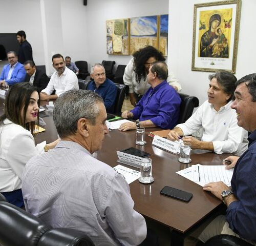 Governador recebe comitiva de Japorã para discutir obras de infraestrutura