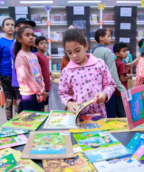 Com apoio da Prefeitura, “Mostra Cultural” exibe pinturas de alunos da Biblioteca do SESI baseadas em obras de Romero Brito.