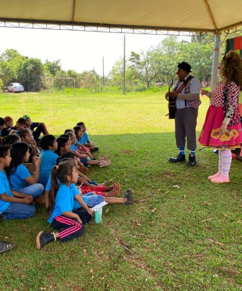 Prefeitura de Maracaju encerra Semana da Árvore com a apresentação de teatral e entrega de lápis sementes.