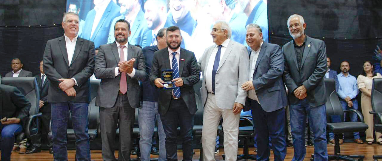 Presidente da Câmara Municipal de Rio Brilhante é agraciado com o Prêmio Gold em reconhecimento à sua atuação.