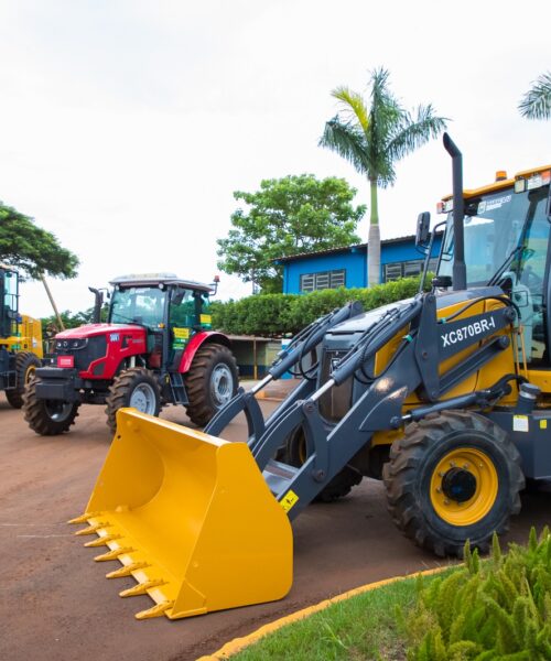 Com recursos próprios e emendas, Prefeitura de Maracaju realiza a entrega de Pá Carregadeira, Retroescavadeira e Trator Agrícola.