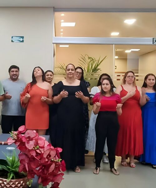 Colaboradores da ABM recebem certificado do Curso de Libras e premiação de desempenho