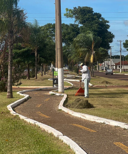 Seinfra intensifica serviços rotineiros de limpeza urbana em Sidrolândia.