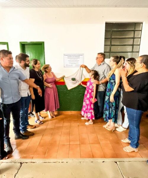 Em ato de abertura do ano letivo, é inaugurada a Escola Sandro Luiz Gonzales.