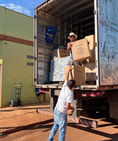 Começam a chegar os kits escolares que atenderão alunos da rede municipal