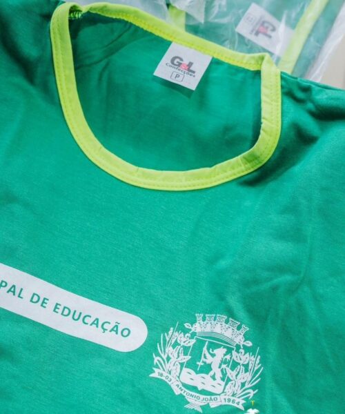 Novos uniformes e kits escolares para alunos de Antonio João: compromisso com a educação.