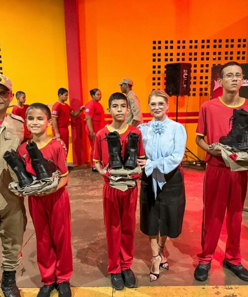 Prefeitura de Sidrolândia entrega uniformes para crianças do Projeto Bombeiros do Amanhã