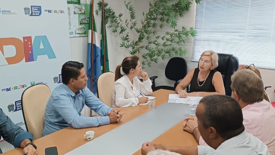 Prefeito eleito de Vicentina, Cleber Dias, discute novos projetos de habitação na AGEHAB