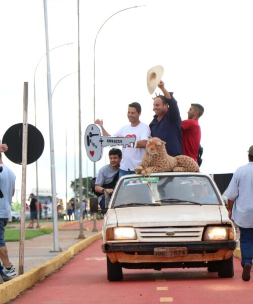 Cleber e Oncinha realizaram carreata da vitória em Vicentina e prometem uma gestão próxima da população.