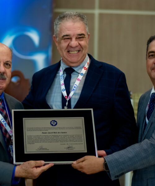 Pastor Jacob Melo é homenageado por 30 anos de serviços à COMADEMS durante a 41ª AGO em Corumbá/MS