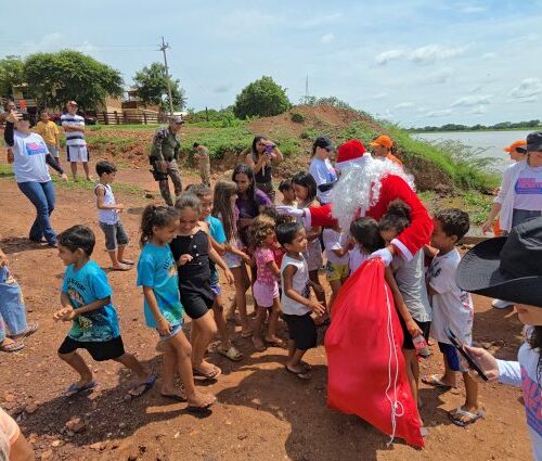 Caixa Encantada: Papai Noel entrega presentes para crianças pantaneiras e quilombolas