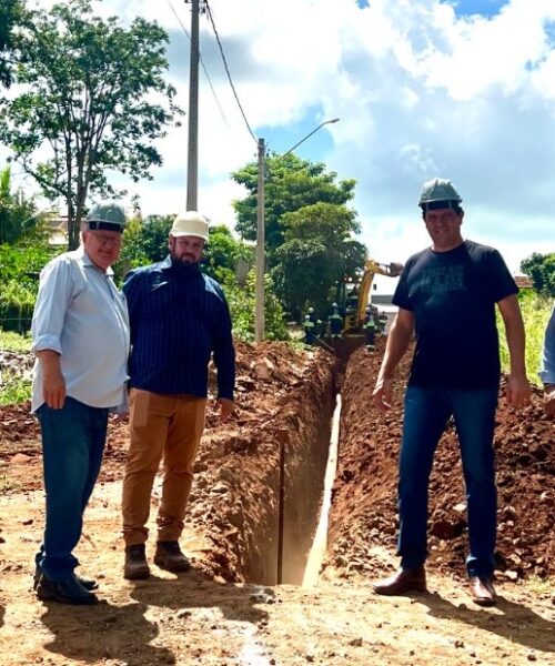 Prefeito Rodrigo Basso visita marco zero da segunda etapa da implantação da rede de esgoto em Sidrolândia