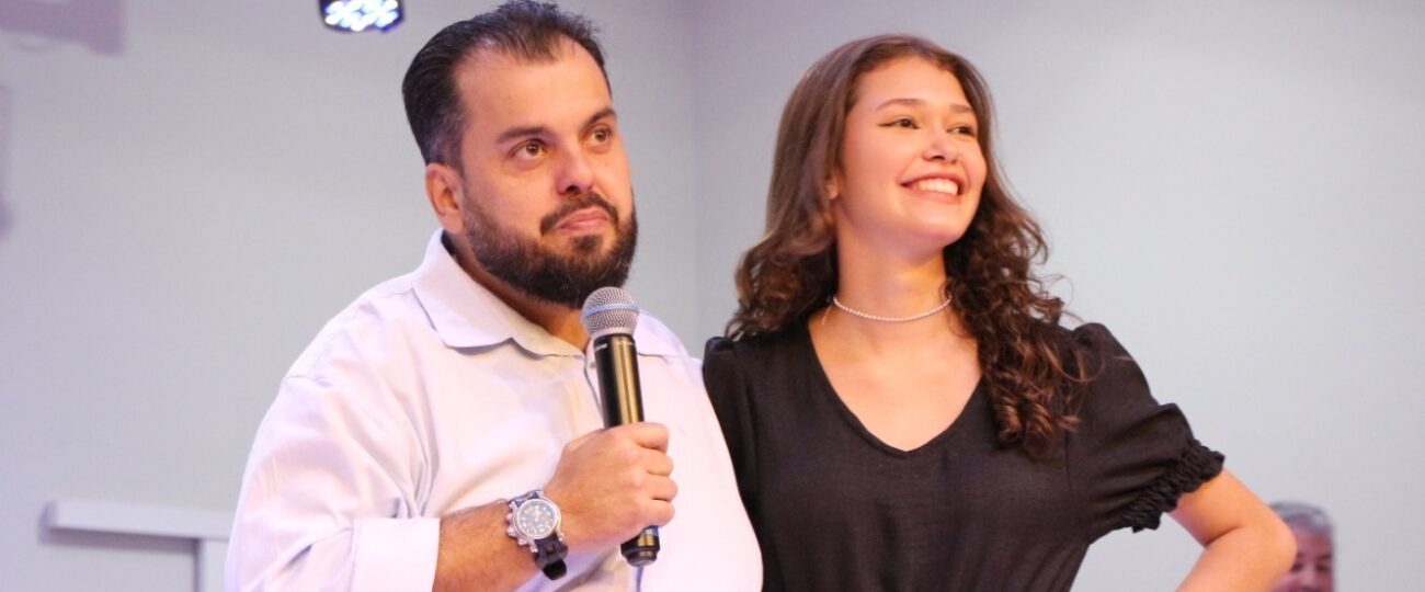 Em Maracaju, Robert destaca trajetória de Beatriz na formatura de balé do Instituto Pequeno Cidadão