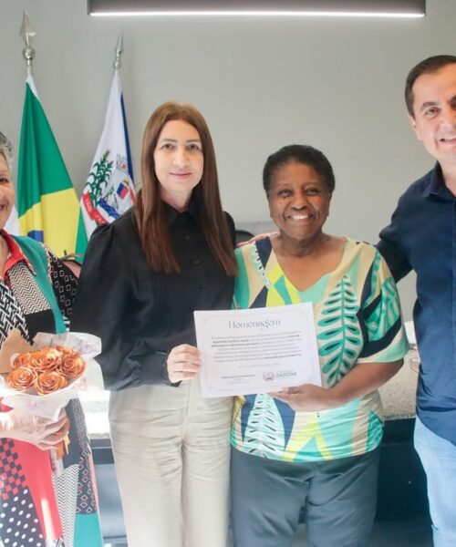 Prefeito Guga entrega certificado de reconhecimento à servidora Aparecida da Silva Jacob por décadas de dedicação a Jardim