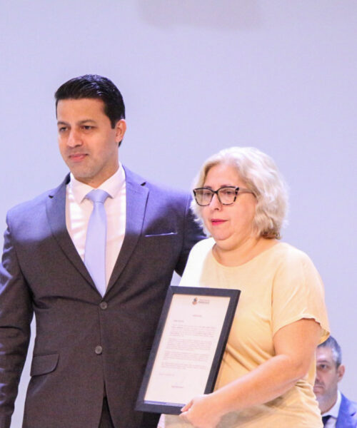 Vereador Bruno Barros entrega Moção de Pesar aos familiares de Sérgio Luís Dagnone, servidor público por mais de 40 anos na Câmara de Maracaju
