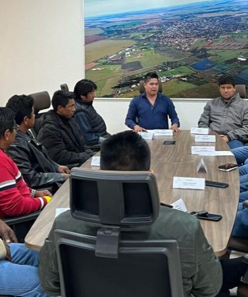 Prefeito Rodrigo Basso e presidente da Câmara, Gringo, participam juntos de reunião com caciques das aldeias