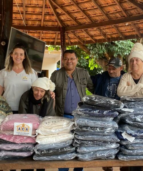 Casa da Amizade faz entrega de conjuntos de agasalhos ao Lar do Idoso de Maracaju