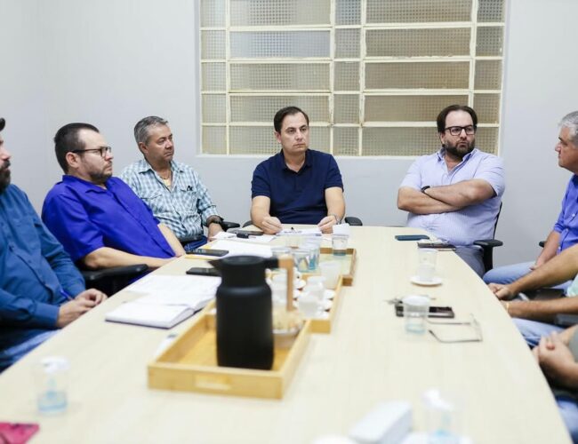 Prefeito Guga se reúne com vereadores e vice-prefeito Thiago para definir prioridades de investimento em Jardim
