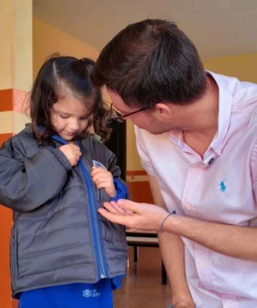 Prefeito Lucas Foroni entrega mais de 6 mil kits de inverno para estudantes de Rio Brilhante