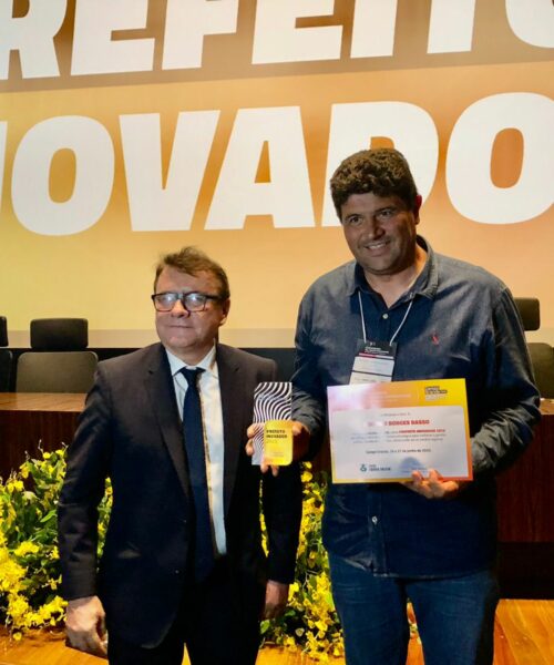 Prefeito Rodrigo Basso recebe prêmio de Prefeito Inovador por canal de WhatsApp da Prefeitura
