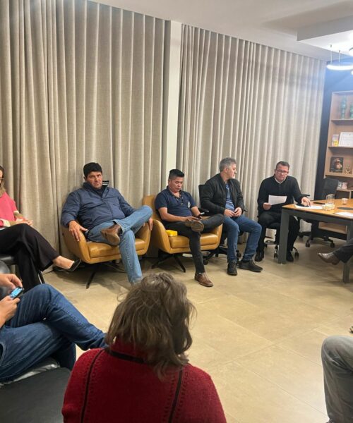 Prefeito Rodrigo Basso prioriza educação em reunião com vereadores