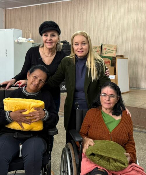 Compromisso com quem mais precisa Nair Branti realiza entrega de cobertores em Douradina
