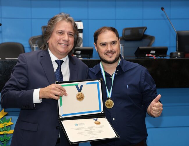 Em noite de reconhecimento aos profissionais do rodeio, ALEMS homenageia o vice-prefeito de Rio Brilhante, Dr. Leonardo