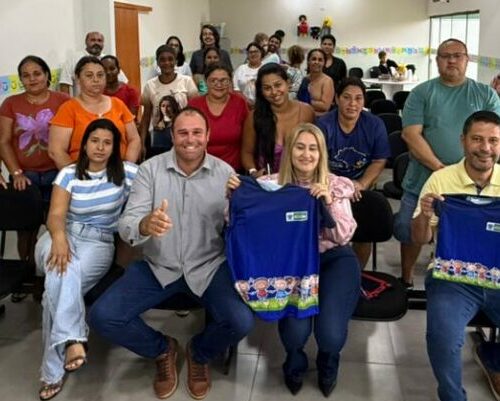 Prefeitura de Vicentina reforça compromisso com a inclusão e entrega conjuntos de identificação a famílias atípicas