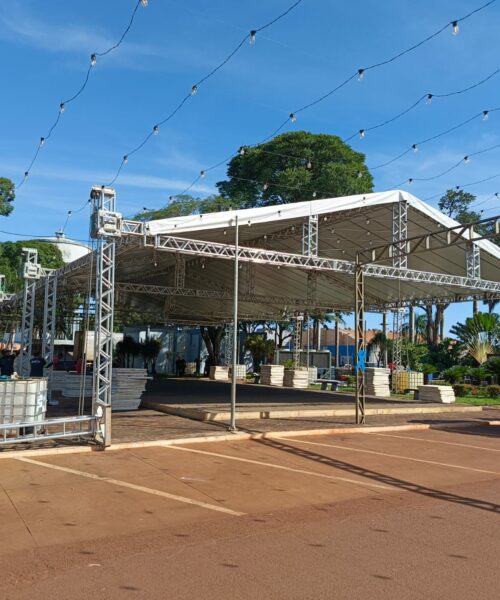 Decorações para o Natal Brilhante começa ser montado em Rio Brilhante