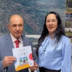 Projeto Super Autor: Vereadora Tereza entrega obra dos alunos do 3º ano da Escola Osvaldo Monteiro ao deputado Zé Teixeira