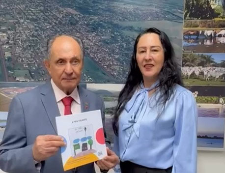 Projeto Super Autor: Vereadora Tereza entrega obra dos alunos do 3º ano da Escola Osvaldo Monteiro ao deputado Zé Teixeira