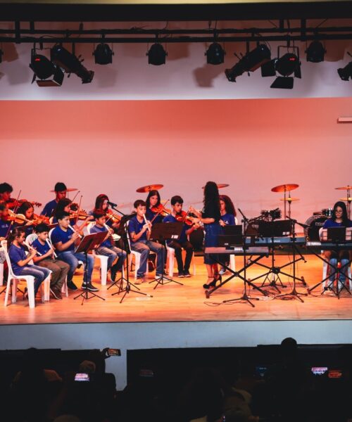 Noite de cultura e talento emociona famílias e celebra expansão das oficinas artísticas em Maracaju