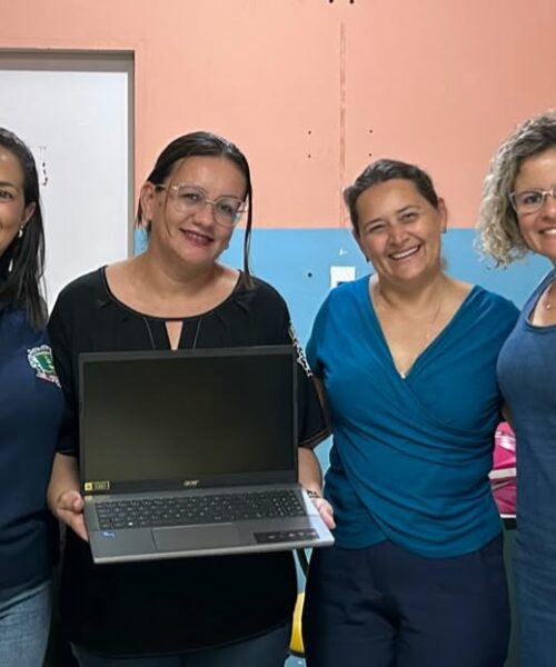Sidrolândia: Vereadora Joana celebra chegada de notebooks destinados por meio de emenda impositiva