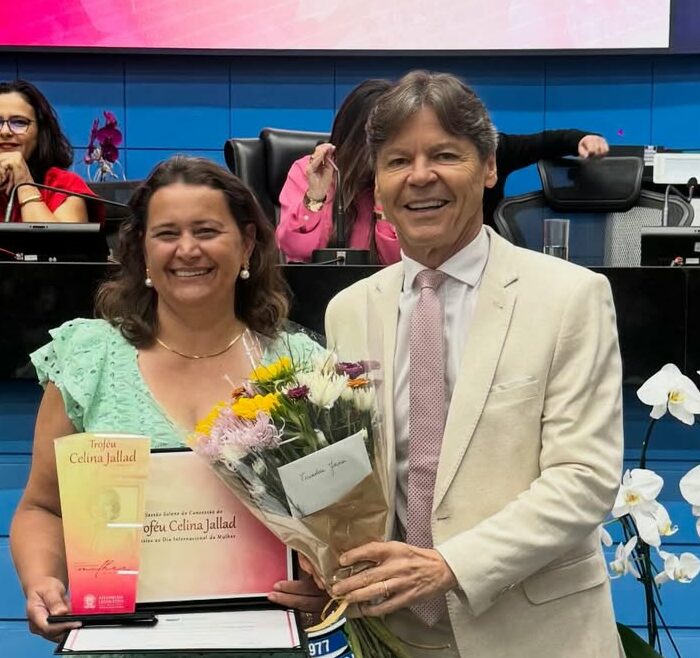 Vereadora Joana Michalski recebe Troféu Celina Jallad na Assembleia Legislativa de MS