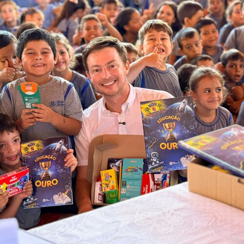 Com investimento de 700 mil reais Lucas Foroni assegura kits escolares aos estudantes da rede de Rio Brilhante