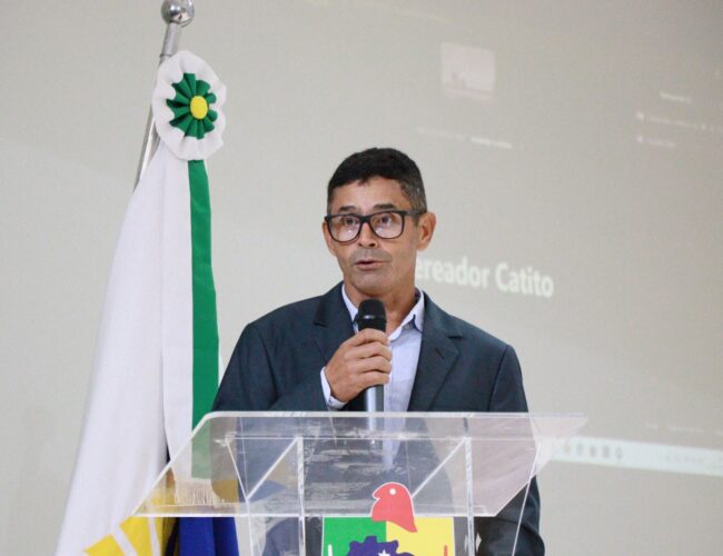 Vereador Nego do Povo cobra solução para imóvel abandonado e pede mais acessibilidade na Festa da Linguiça