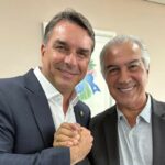 Flávio Bolsonaro confirma apoio à pré-candidatura de Reinaldo Azambuja ao Senado e diz que segunda vaga será definida por pesquisa