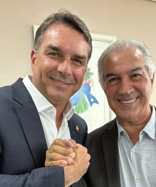 Flávio Bolsonaro confirma apoio à pré-candidatura de Reinaldo Azambuja ao Senado e diz que segunda vaga será definida por pesquisa